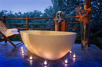Deep Soaking Bathtub
